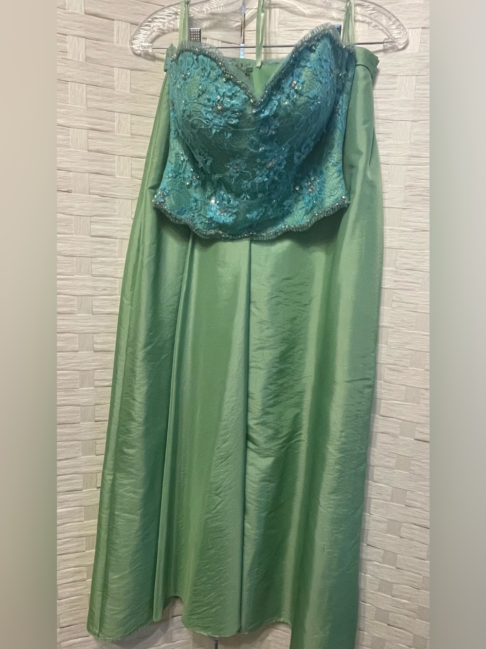 Joli 2 piece Teal Green Turquoise Two-Piece Prom Gown Size 6 Jewels Sparkle